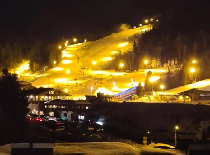 Vue Sur Les Pistes De Et En Bas De La Station Apartmán